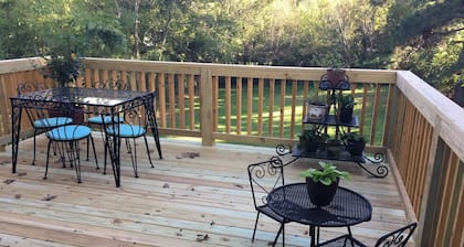 1920-luvun kodikas mökki kävelymatkan päässä Oaklawnin kilparadalta!