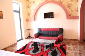 Premium bedding, individually decorated, desk, laptop workspace - Narek Plus (Verin Ptghni)