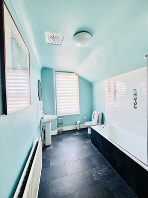 高级村舍, 2 间卧室 | 浴室 | 淋浴/盆浴组合、毛巾