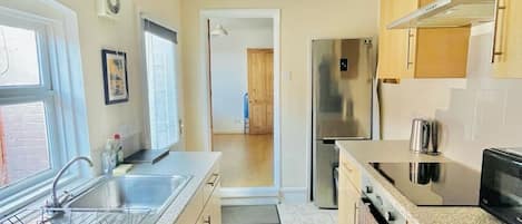 Superior Cottage, 2 Bedrooms | Dapur peribadi | Peti sejuk/penyejuk beku saiz penuh, ketuhar gelombang mikro, ketuhar