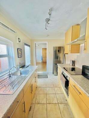 高级村舍, 2 间卧室 | 私人厨房 | 大冰箱、微波炉、烤箱、炉灶