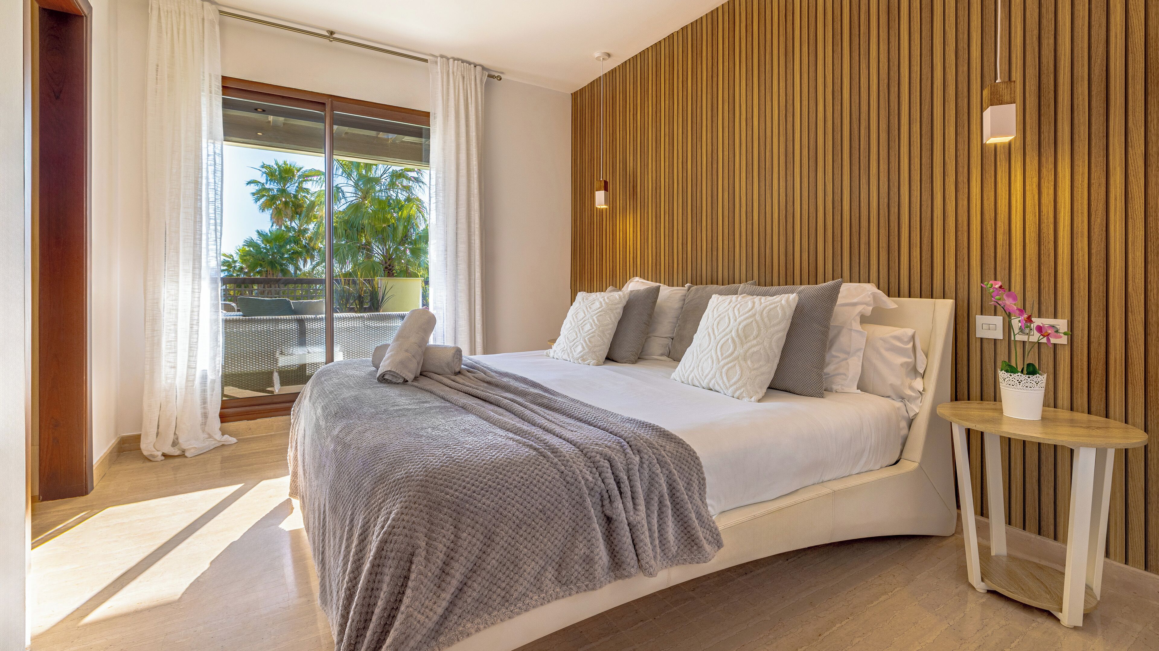 3 slaapkamers, een strijkplank/strijkijzer, snel internet, beddengoed