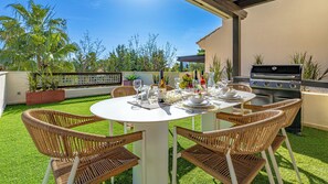 Outdoor dining - RELISH THIS TOP NOTCH, GENEROUS DUPLEX WITH HEATED POOL IN PRIVATE SOLARIUM (Nueva Andalucía)