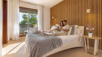 3 slaapkamers, een strijkplank/strijkijzer, snel internet, beddengoed