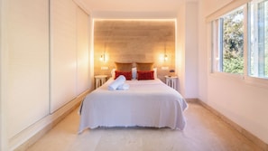 4 habitaciones, tabla de planchar con plancha, internet y ropa de cama 