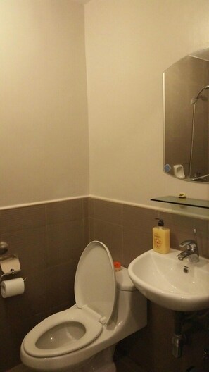 Hair dryer, bidet - Great Location Space in Cebu City (Cebu City)