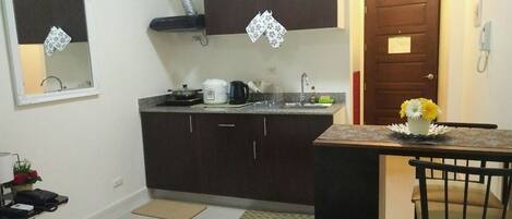 Refrigerador, microondas, utensilios de cocina