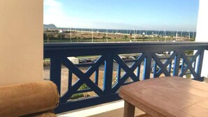 Un balcón con vista al mar y aerogeneradores.