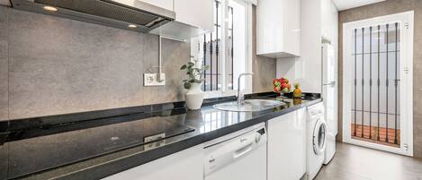 ثلاجة، ميكروويف، فرن، غسالة أطباق