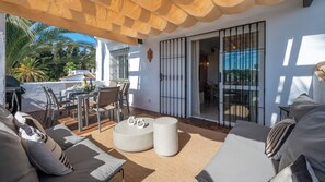 تناول الطعام بالخارج