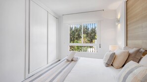 3 عدّة غرف نوم ومكواة/لوح كي وخدمة الإنترنت وملاءات أسرّة