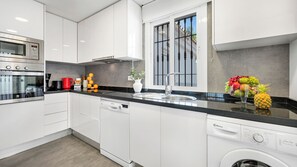 ثلاجة، ميكروويف، فرن، غسالة أطباق