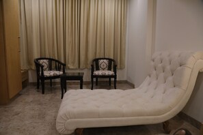 Zimmersafe, Schreibtisch, schallisolierte Zimmer, Bügeleisen/Bügelbrett