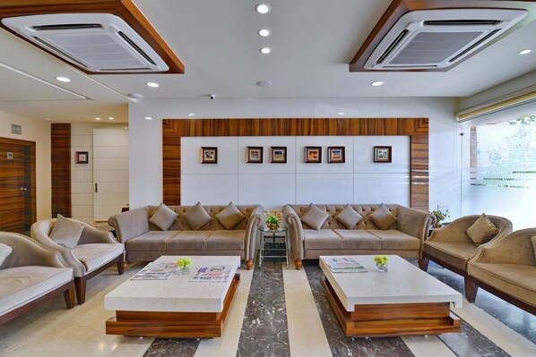 Coin salon dans le hall