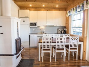 Frigorífico, microondas, lavavajillas y utensilios de cocina