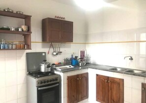 Fridge, oven, stovetop, cookware/dishes/utensils - Residence Cite Jardin 4083 (Martil)