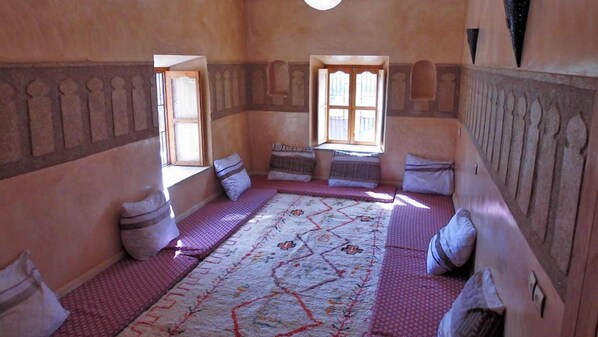 Lobby sitting area - Gite Paradis d'Ait Bouguemez - Hostel (Tabant)