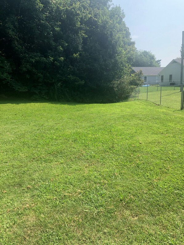 Property grounds - Peaceful and Comfortable, in a Convenient Location / Cleaned and Sanitized  (Greensboro)