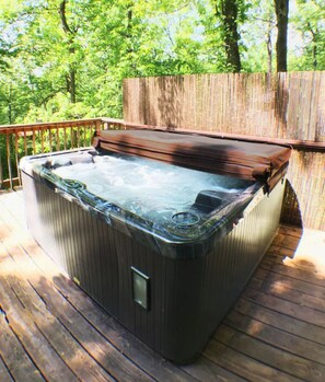 Outdoor spa tub - Bedrooms 3, Bathrooms 1, Sleeps 6 (Linden)