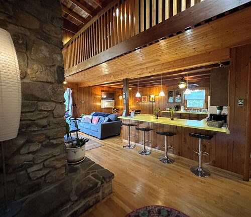 Bedrooms 2, Bathrooms 1.5, Sleeps 4