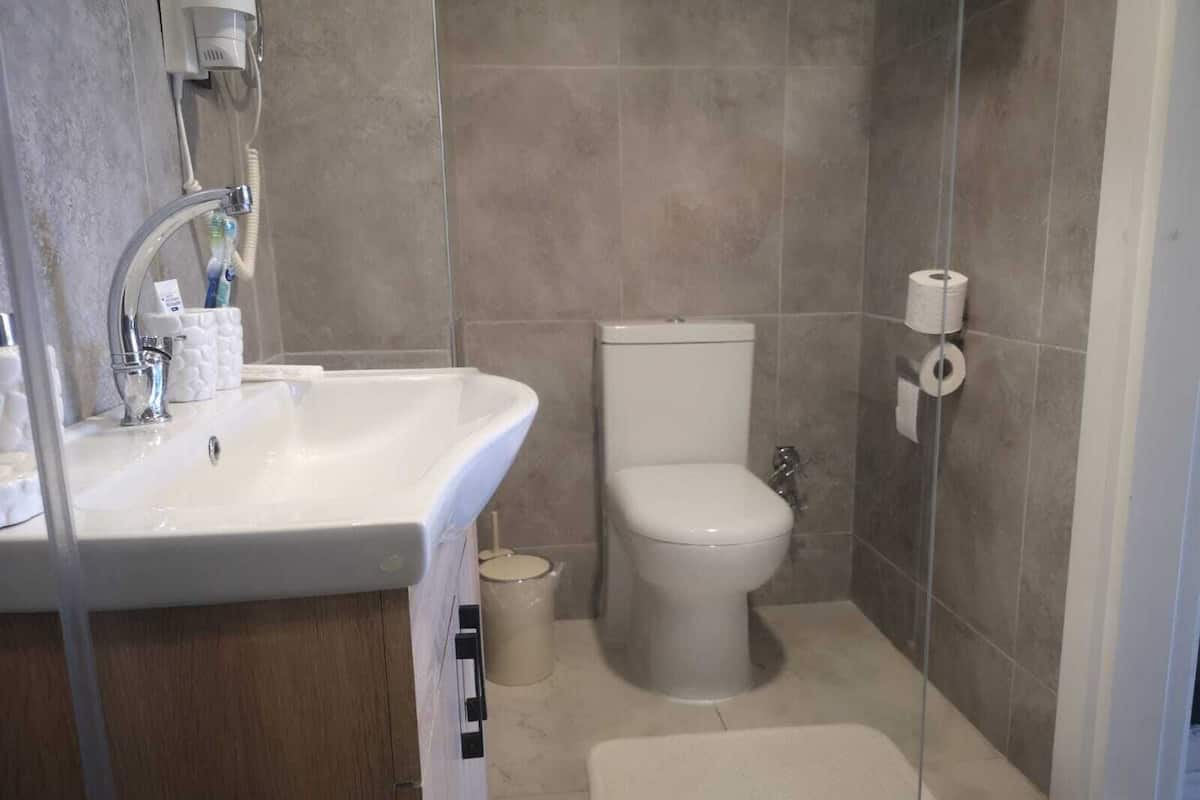 Shower, pengering rambut, sandal, dan handuk