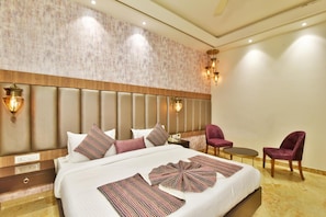 1 bedroom, Egyptian cotton sheets, premium bedding, down duvets - Hotel Infa (Amritsar)