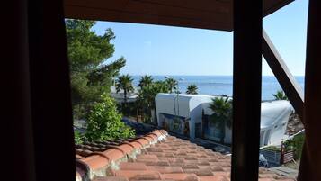 Kolmen hengen deluxe-huone, merinäköala | Näkymä huoneesta