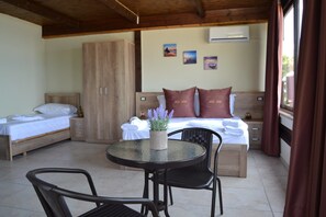 Familiekamer, uitzicht op zee | Pillowtop-bedden, individueel gedecoreerd, individueel gemeubileerd