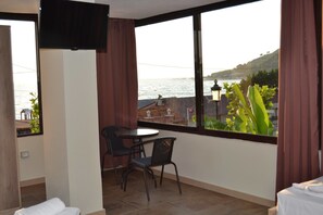 Deluxe Triple Room, Sea View | Living area | 24-inch flat-screen TV with cable channels, TV - Hotel Durres Hill Side Beach (Durrës)