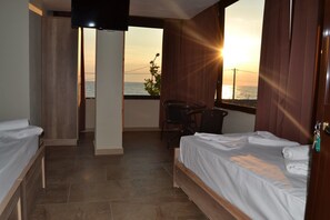 华丽三人房, 海景 | 加厚床垫、特色装修、特色家居、办公桌