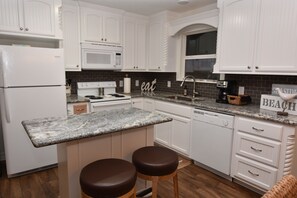 冷蔵庫、電子レンジ、オーブン、コンロ