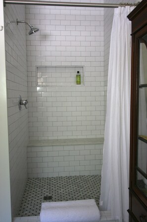 Een douche,  milieuvriendelijk toiletgerief, een haardroger, handdoeken