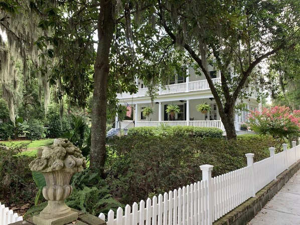 Exterior - Historic Bonny Cottage in downtown Beaufort SC (Beaufort)