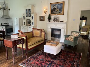 Fernseher, Kamin, Bücher