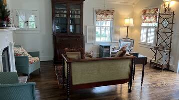 Télévision, cheminée, livres