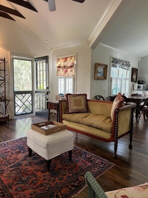 TV, fireplace, books - Historic Bonny Cottage in downtown Beaufort SC (Beaufort)