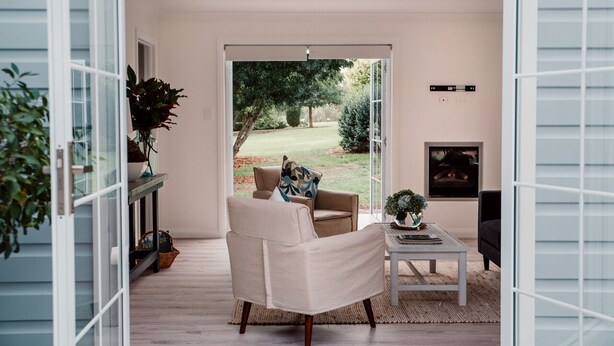 Un espacio abierto para la sala con un sofá, una mesa de centro y una chimenea.
