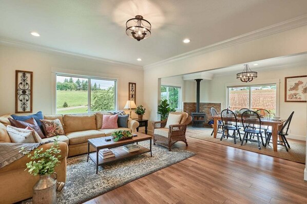 Televisión y chimenea 