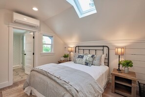 3 quartos, escrivaninha, ferros/tábuas de passar roupa, berço de viagem