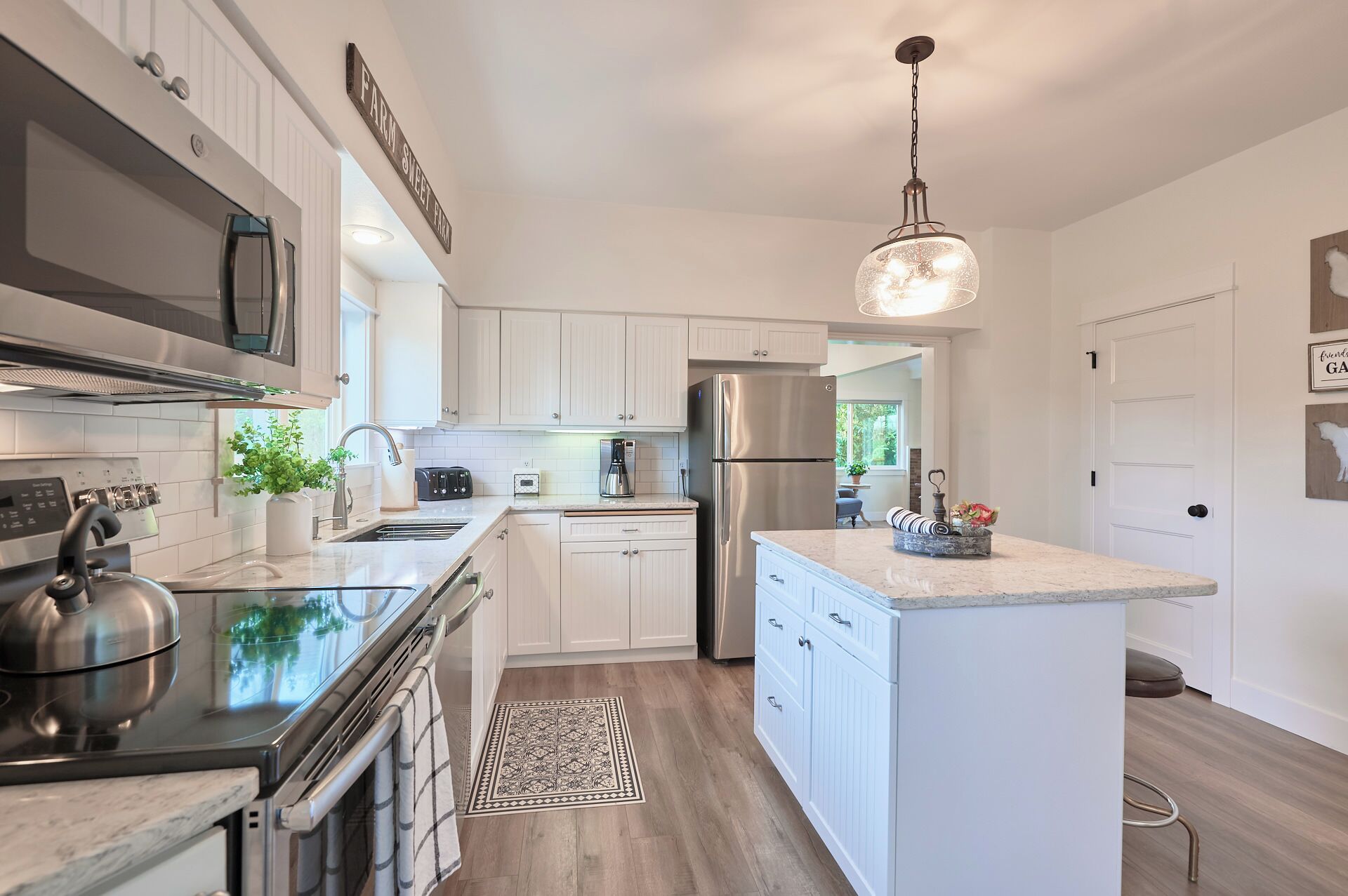 Kjøleskap, mikrobølgeovn, ovn og kokeplater