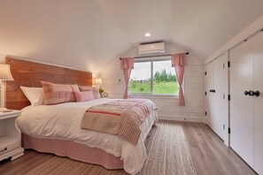 3 dormitorios, escritorio, tabla de planchar con plancha y cuna de viaje