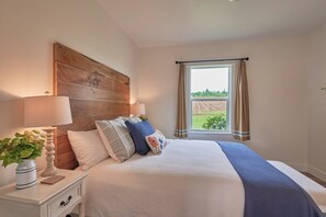 3 habitaciones, escritorio y tabla de planchar con plancha 