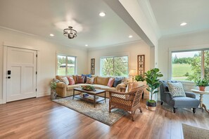 Una televisión, una chimenea