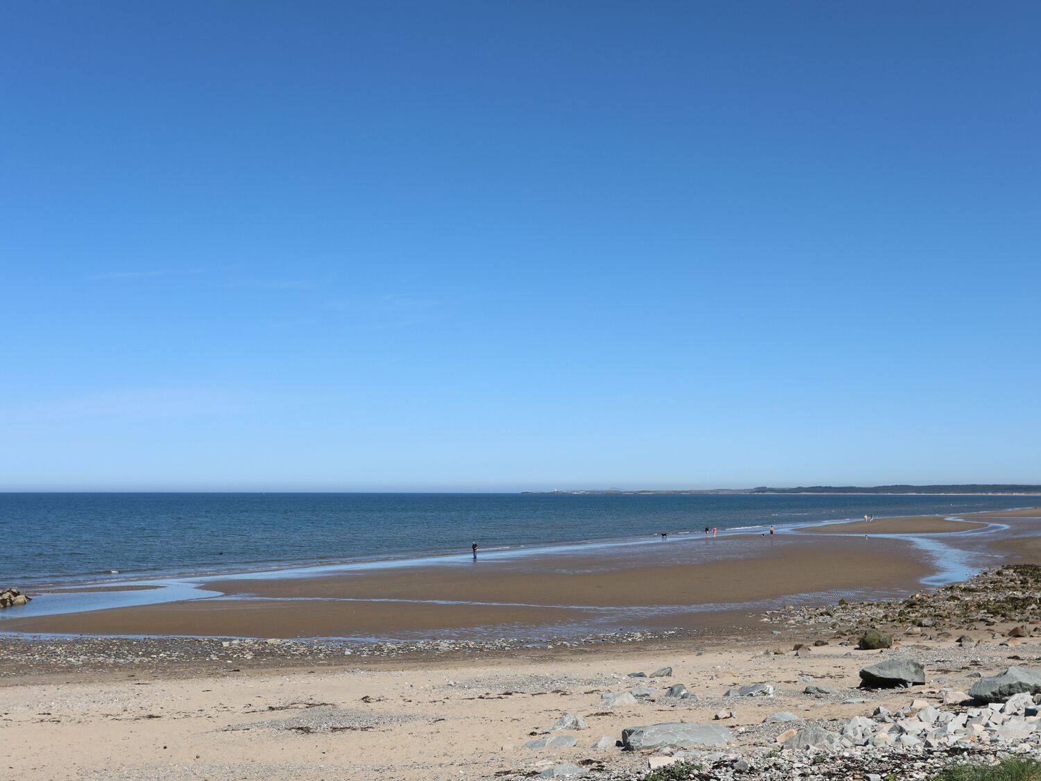 WARREN FARMHOUSE, pet friendly, with open fire in Dinas Dinlle