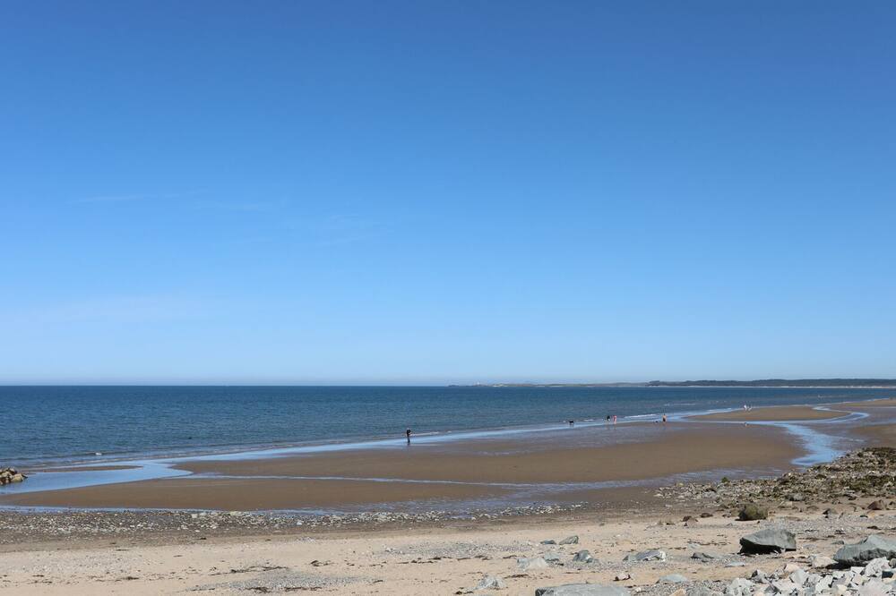 WARREN FARMHOUSE, pet friendly, with open fire in Dinas Dinlle