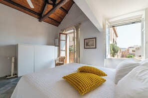 1 soverom, skrivebord, strykejern/-brett og reiseseng for barn