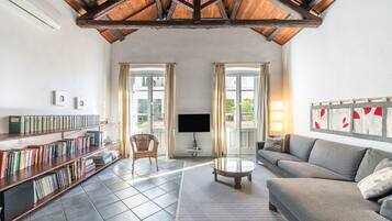 Smart TV, lettore DVD, libri, videoteca