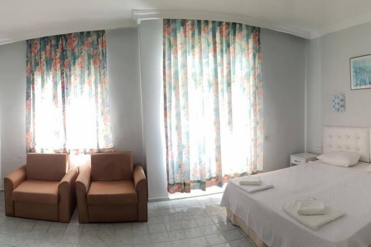 Ferros/tábuas de passar roupa, berços grátis, Wi-Fi de cortesia