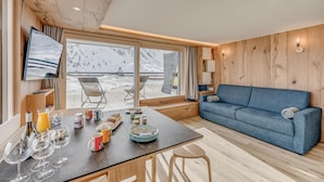 Een modern interieur met een eethoek, een bank en een televisie.