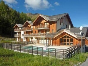 Exterior - Ski-in/ski-out & foot of the slopes, 2nd floor, view swimming pool, fitness, swimming pool, sauna (Les Orres)